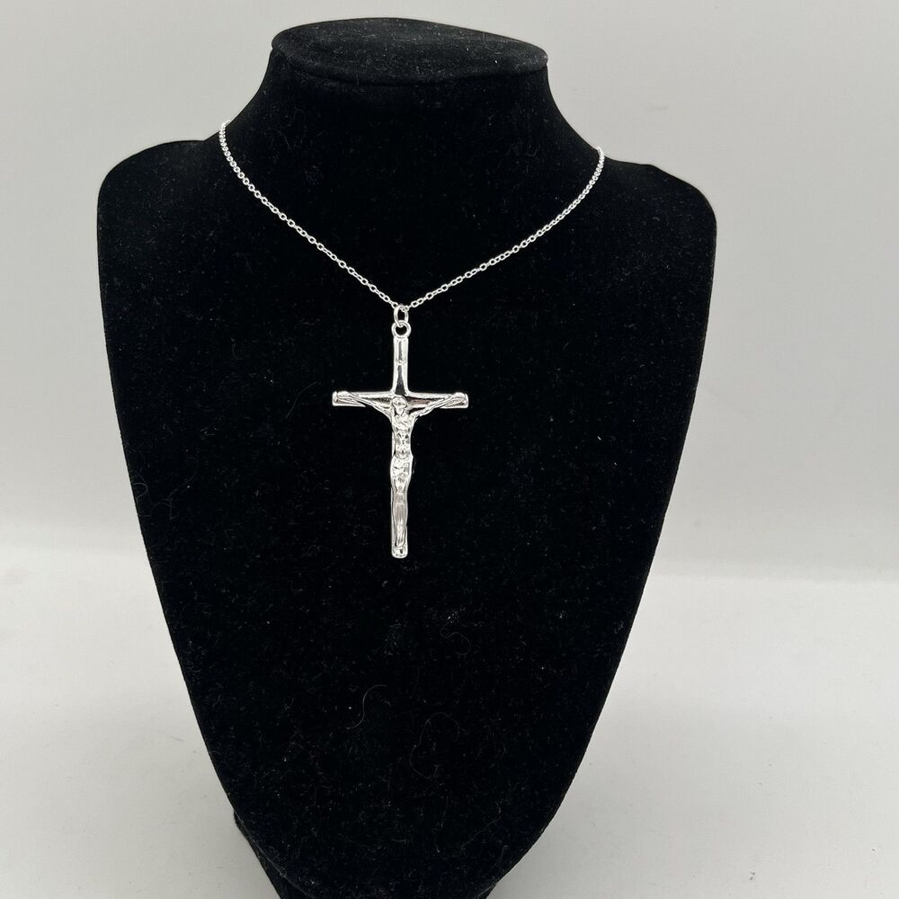 Beautiful Silver Plated Cross Crucifix On Dainty Chain Silver Tone Christian